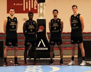 Lorenzo, Louis R., Yohan et Louis L. arborent avec fierté leur tenue third