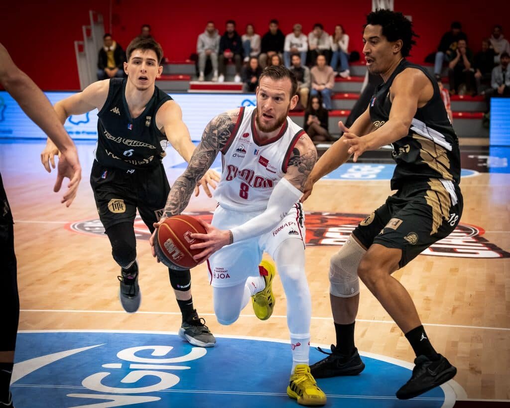 Antoine Eito prend le meilleur sur la défense des RedGiants