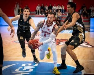 Antoine Eito prend le meilleur sur la défense des RedGiants