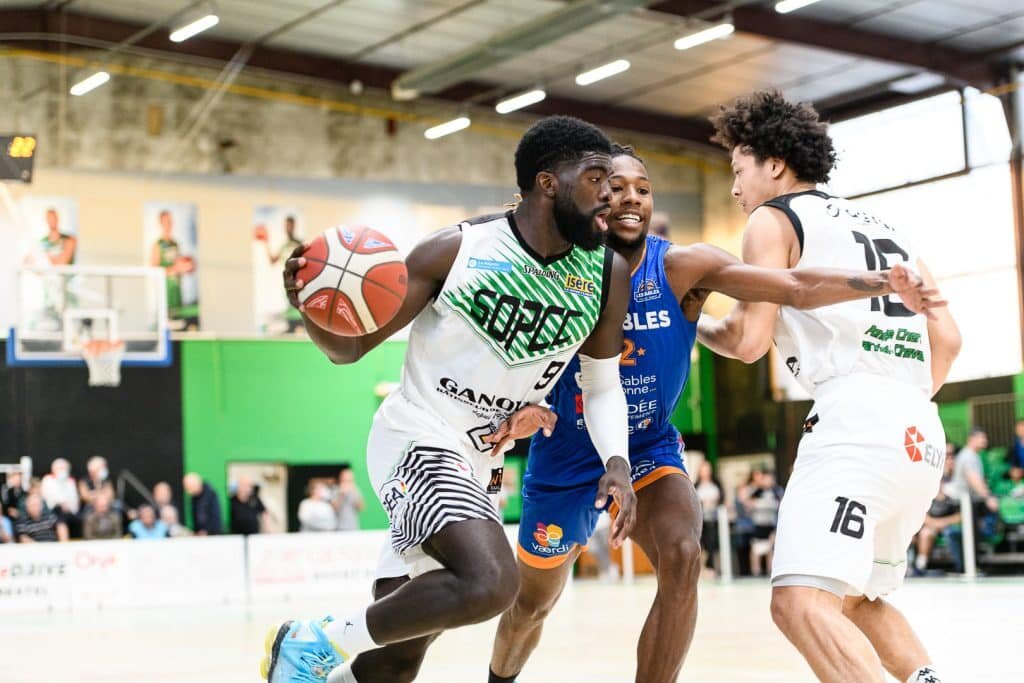 Jacques Eyoum signe au LMB