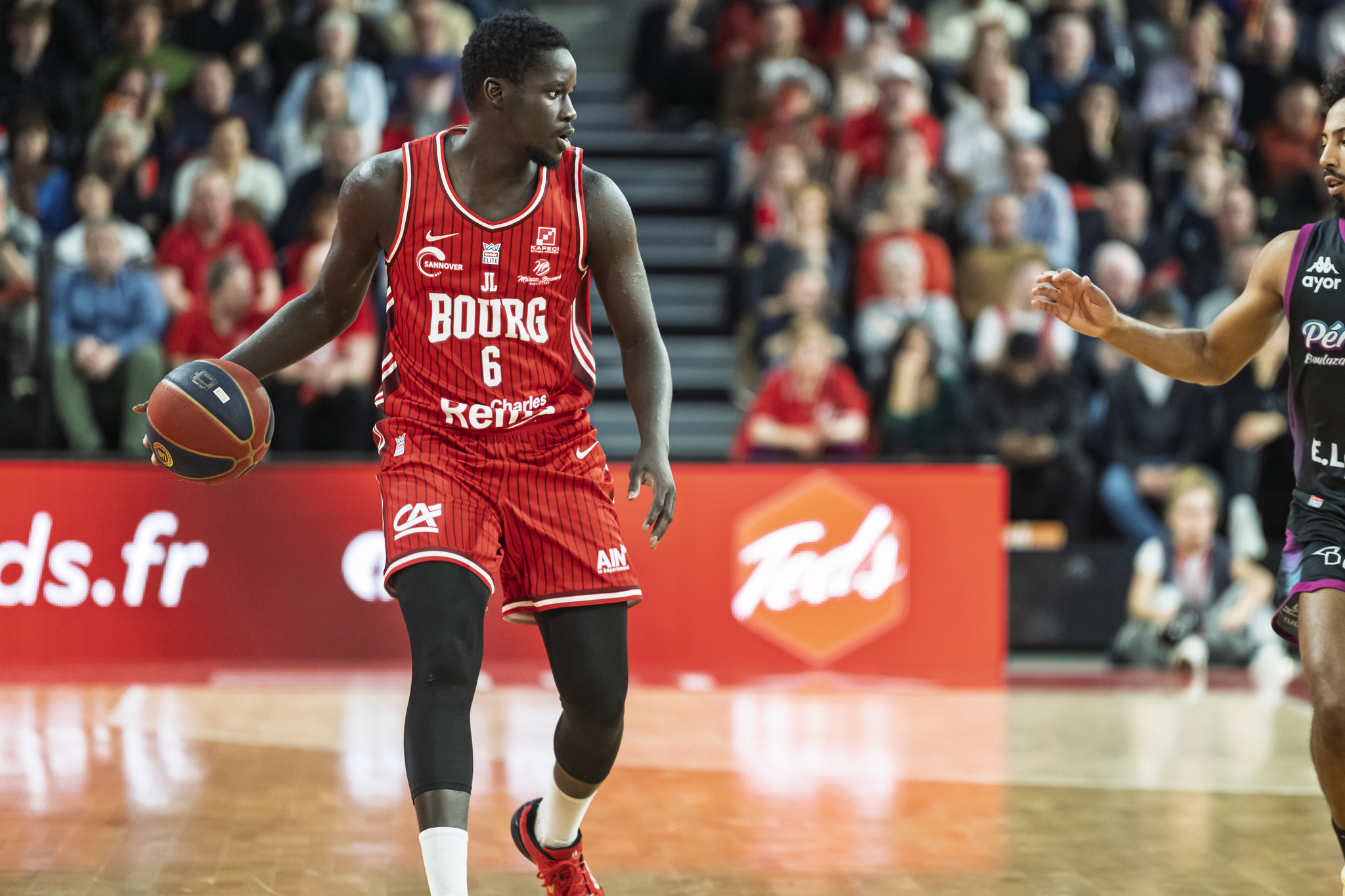 Un jeune intérieur français en remplace un autre chez un club phare du basket suisse