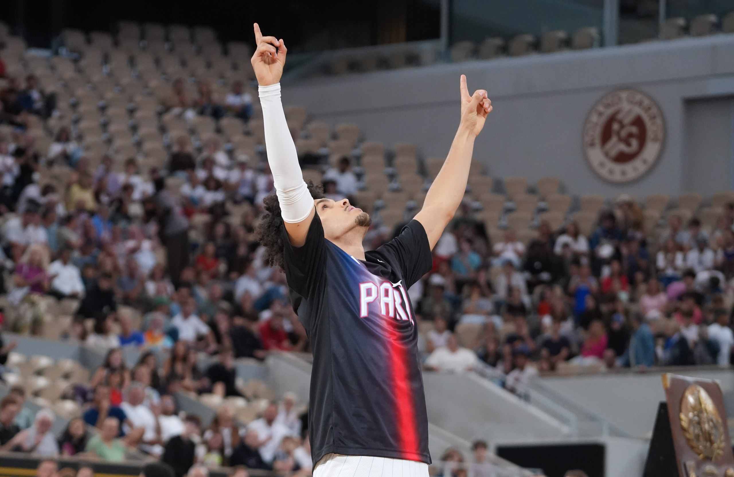 "J'étais assis sur le trottoir, fatigué" : d'un tir au buzzer sensationnel, Nadir Hifi offre le premier sommet de la saison au Paris Basketball