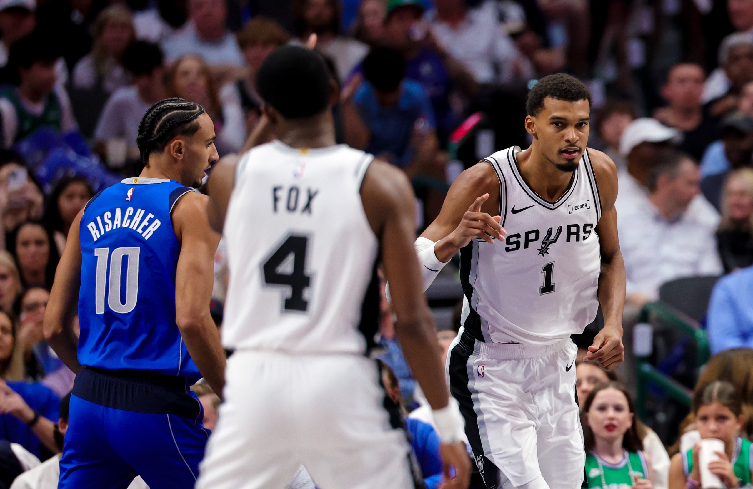 Victor Wembanyama a « du mal à trouver son rythme offensivement », mais les Spurs gagnent enfin face aux Mavericks de Risacher